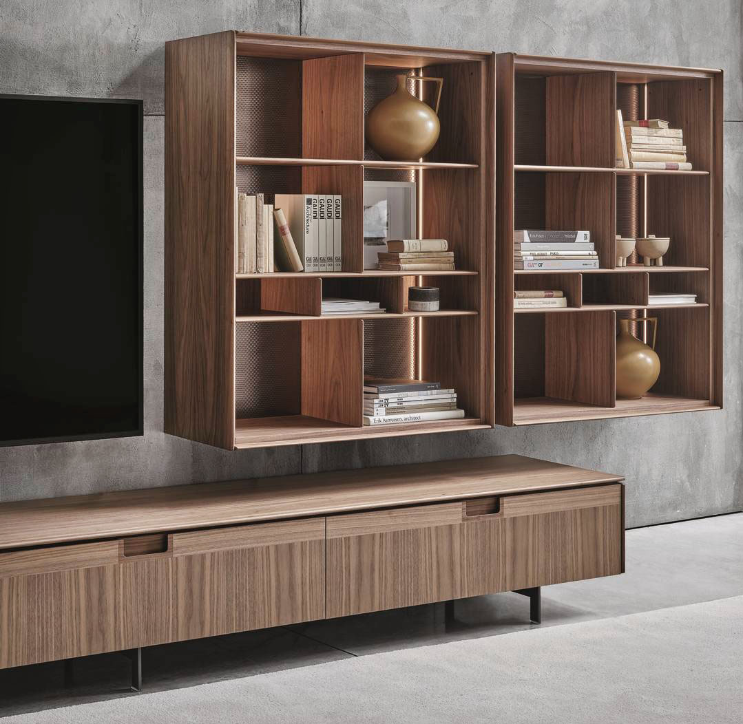 Il mobile contenitore Matics 1 di Porada può essere sospeso a parete o appoggiato a terra. La struttura in noce canaletta è caratterizzato da un pannello posteriore disponibile in metallo bronzo goffrato, in legno o in Cuoio. L'interno è attrezzato con illuminazione a LED integrata, dimmerabile tramite telecomando o APP, ripiani e vani a giorno. Misura L 94 x P 42 x H 116 cm. Prezzo 7.665 euro (come da foto con fondo in metallo). https://www.porada.it Il mobile contenitore Matics 1 di Porada può essere sospeso a parete o appoggiato a terra. La struttura in noce canaletta è caratterizzato da un pannello posteriore disponibile in metallo bronzo goffrato, in legno o in Cuoio. L'interno è attrezzato con illuminazione a LED integrata, dimmerabile tramite telecomando o APP, ripiani e vani a giorno. Misura L 94 x P 42 x H 116 cm. Prezzo 7.665 euro (come da foto con fondo in metallo). https://www.porada.it