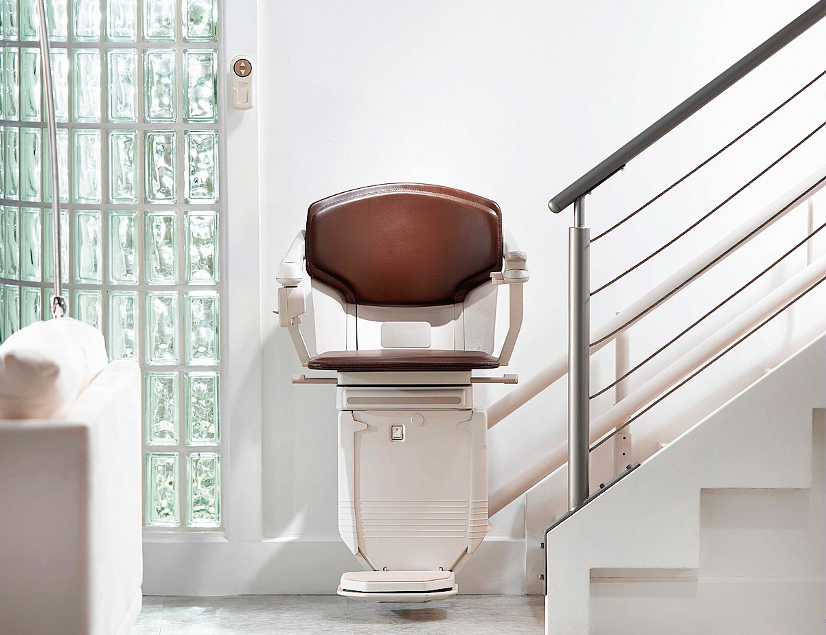 La poltroncina, Sirus di Stannah, ha 10 sensori di sicurezza anti ostacolo, cintura protettiva, e continua il percorso anche in caso di blackout. I comandi con joystick sono semplici e la seduta imbottita è disponibile in 3 diversi tipi di rivestimento (velluto, vinile, pelle) personalizzabili nel colore. www.stannah.com La poltroncina, Sirus di Stannah, ha 10 sensori di sicurezza anti ostacolo, cintura protettiva, e continua il percorso anche in caso di blackout. I comandi con joystick sono semplici e la seduta imbottita è disponibile in 3 diversi tipi di rivestimento (velluto, vinile, pelle) personalizzabili nel colore. www.stannah.com