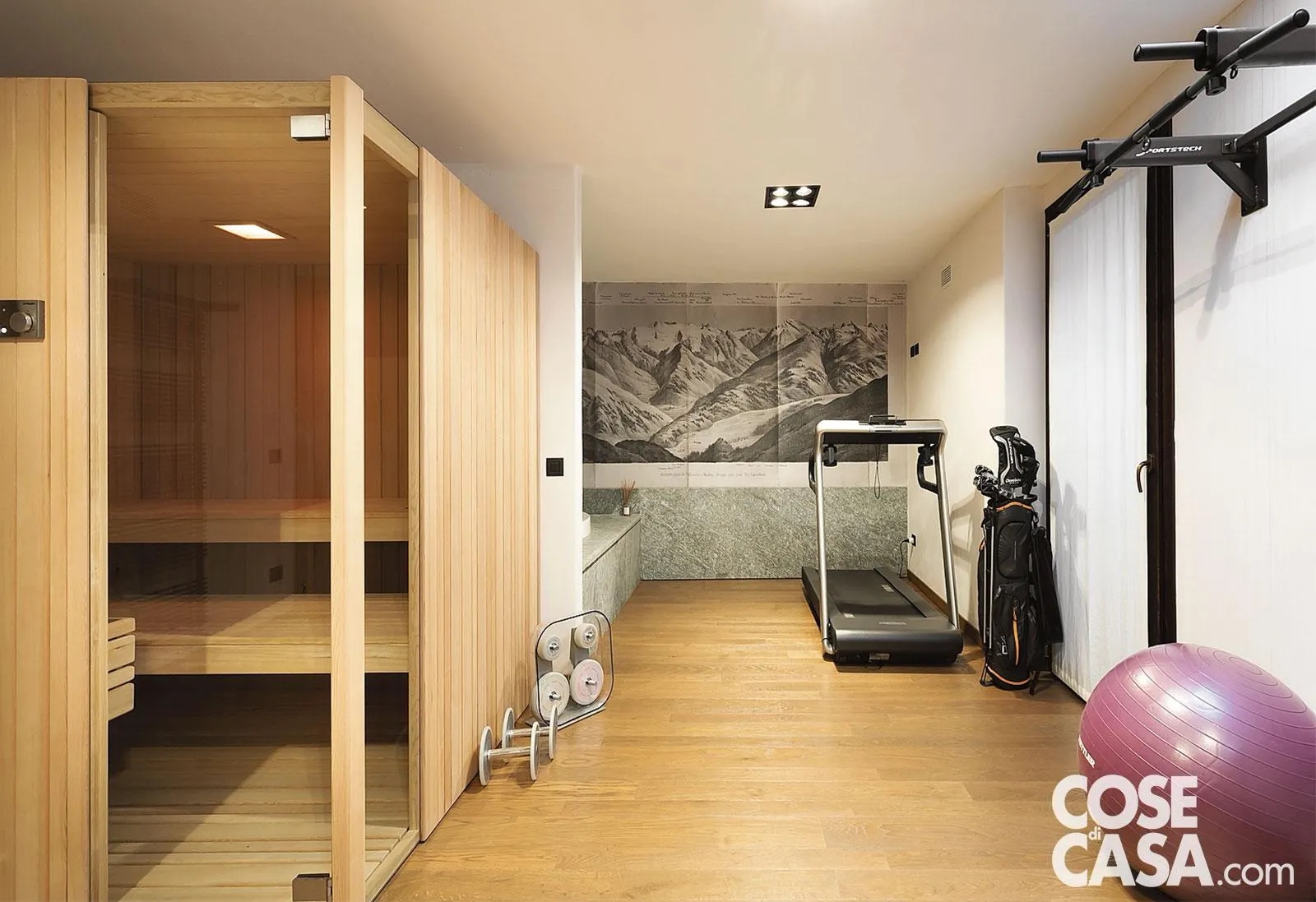 In questo chalet di montagna, nel seminterrato sono state riunite varie funzioni di servizio e accessorie, vale a dire una lavanderia, un locale di deposito e appunto un'area per il fitness. Questa è davvero completa e ben attrezzata, con pesi, attrezzi e tapis roulant, e dispone anche di una bellissima e ampia sauna in legno.
Progetto arch. Elena Taretto, Torino http://www.archilovers.com/elena-taretto, eletaretto@tin.it - Foto Edi Solari