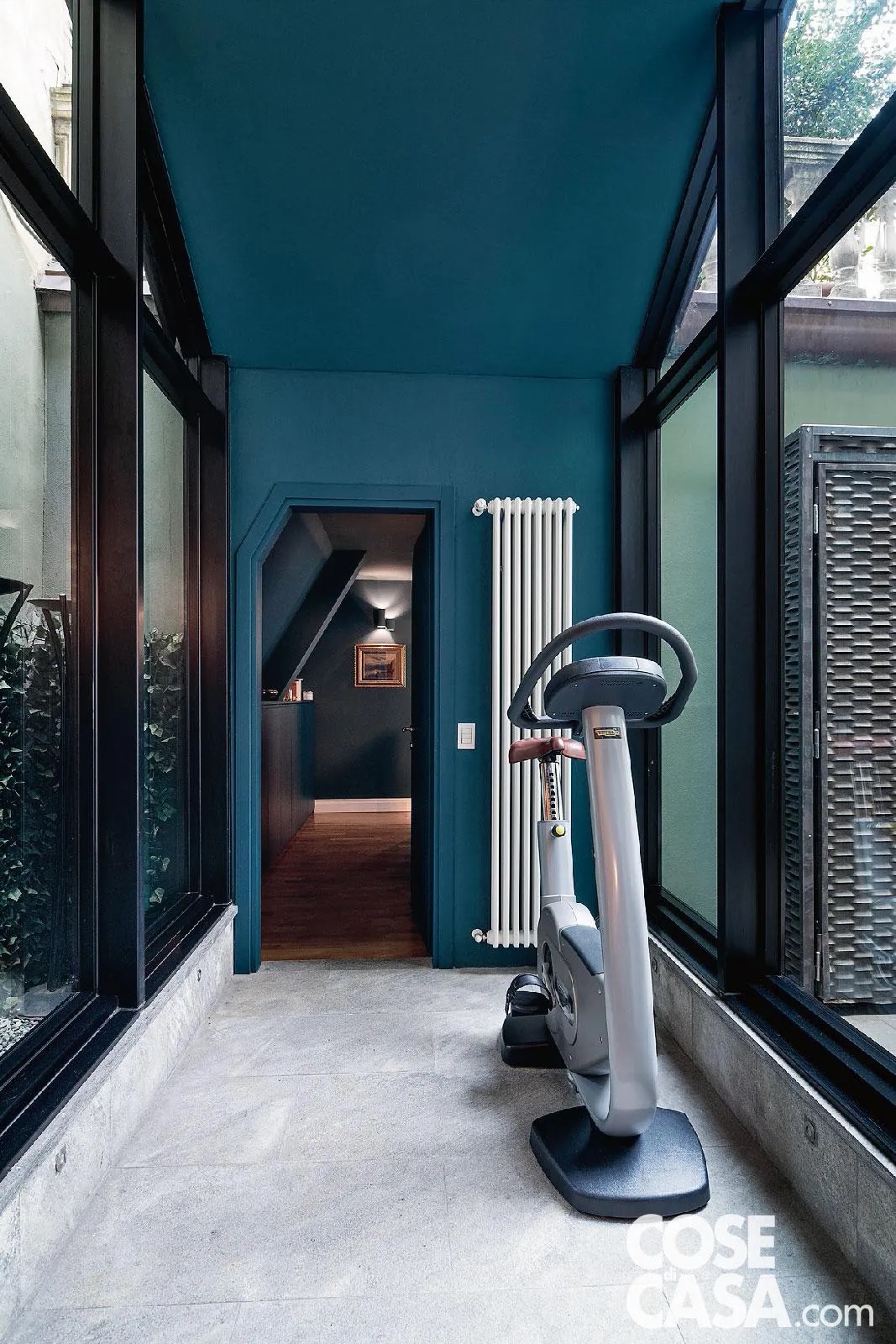 In questa casa la palestra è stata ricavata da una veranda posta in un passaggio tra camera da letto e disimpegno, e la presenza di ben due vetrate sulle due pareti lunghe permette una buona illuminazione naturale. L'ambiente è stato allestito semplicemente con una cyclette in tinta con i colori scuri, grigio e nero, dei pavimenti e dei profili delle vetrate e risulta funzionale, semplice e ben integrato con il resto della casa.
Progetto Studio Andrea Castrignano Via Adige, 11, Milano  Tel. 02/76317782 http://www.andreacastrignano.it - Foto Armando Moneta