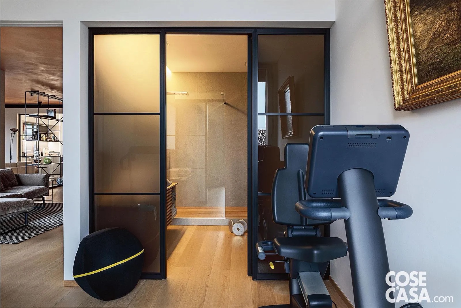 Accessibile direttamente dalla zona giorno e dotata di un proprio terrazzino, la palestra di questo ampio appartamento è un locale completo di tutto. La stanza è accessoriata con tappetini, attrezzi e una cyclette e possiede un suo bagno completo di tutto, separato da una parete vetrata scura.
Progetto Euga Design Studio, Eugenio Gargioni e Arch. Paola Traversa, Milano, Tel. 02/36560931 http://www.eugadesign.it - Foto Claudio Tajoli - Styling Rosaria Sofia Galli
