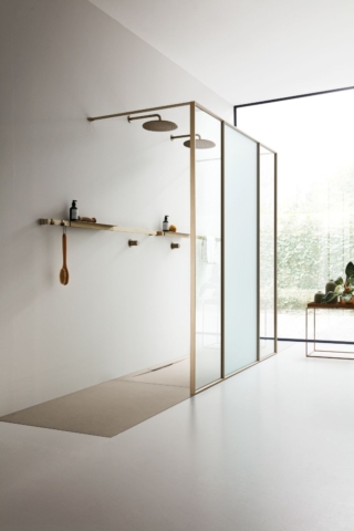 È intelaiato su tutti e quattro i lati il box doccia Horizon walk-in di Arblu. Disponibile sia in versione a soffitto, dove può raggiungere un’altezza standard di 300 cm sia con braccetto con un’altezza standard di 207 cm. L’altezza delle pareti doccia è personalizzabile a piacimento. Il vetro è disponibile in svariate finiture: Trasparente, Bronzo Glam, Grigio Europa, Satinato, Serigrafato e Specchiato. Vi è la possibilità di integrare barre attrezzabili sia all’interno sia all’esterno oppure metà interno e metà esterno. Le barre si possono accessoriare con mensole portaoggetti in metallo, ganci appendi asciugamani o portaoggetti laterali. Il modello in foto ha finiture metal Gold Sand, vetro trasparente e vetro satinato. Misura L 200 x H 207 cm. Prezzo su richiesta. www.arblu.it È intelaiato su tutti e quattro i lati il box doccia Horizon walk-in di Arblu. Disponibile sia in versione a soffitto, dove può raggiungere un’altezza standard di 300 cm sia con braccetto con un’altezza standard di 207 cm. L’altezza delle pareti doccia è personalizzabile a piacimento. Il vetro è disponibile in svariate finiture: Trasparente, Bronzo Glam, Grigio Europa, Satinato, Serigrafato e Specchiato. Vi è la possibilità di integrare barre attrezzabili sia all’interno sia all’esterno oppure metà interno e metà esterno. Le barre si possono accessoriare con mensole portaoggetti in metallo, ganci appendi asciugamani o portaoggetti laterali. Il modello in foto ha finiture metal Gold Sand, vetro trasparente e vetro satinato. Misura L 200 x H 207 cm. Prezzo su richiesta. www.arblu.it