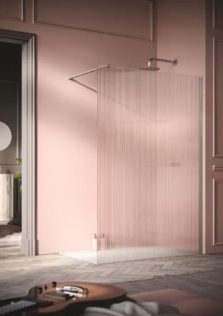 Fa parte della collezione Open 6 di Samo il pannello con vetro temperato di spessore di 6 mm con effetto cannettato in foto. La parete walk-in ha profilo in Nickel spazzolato. Misura L 118,5/120 x H 200 cm. Prezzo 1.346 euro. https://samo.it/ Fa parte della collezione Open 6 di Samo il pannello con vetro temperato di spessore di 6 mm con effetto cannettato in foto. La parete walk-in ha profilo in Nickel spazzolato. Misura L 118,5/120 x H 200 cm. Prezzo 1.346 euro. https://samo.it/