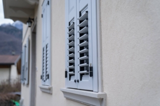 Le persiane di Alunova  con profili di alluminio sono molto resistenti a qualsiasi condizione atmosferica, a garanzia di una lunga durata nel tempo. La verniciatura è disponibile in numerose finiture, garantite fino a 15 anni.
Nella foto il modello Trento saldato Ral 7035 TXT è dotato di sistema brevettato fermapersiana Oneblock.
www.alunovagroup.com