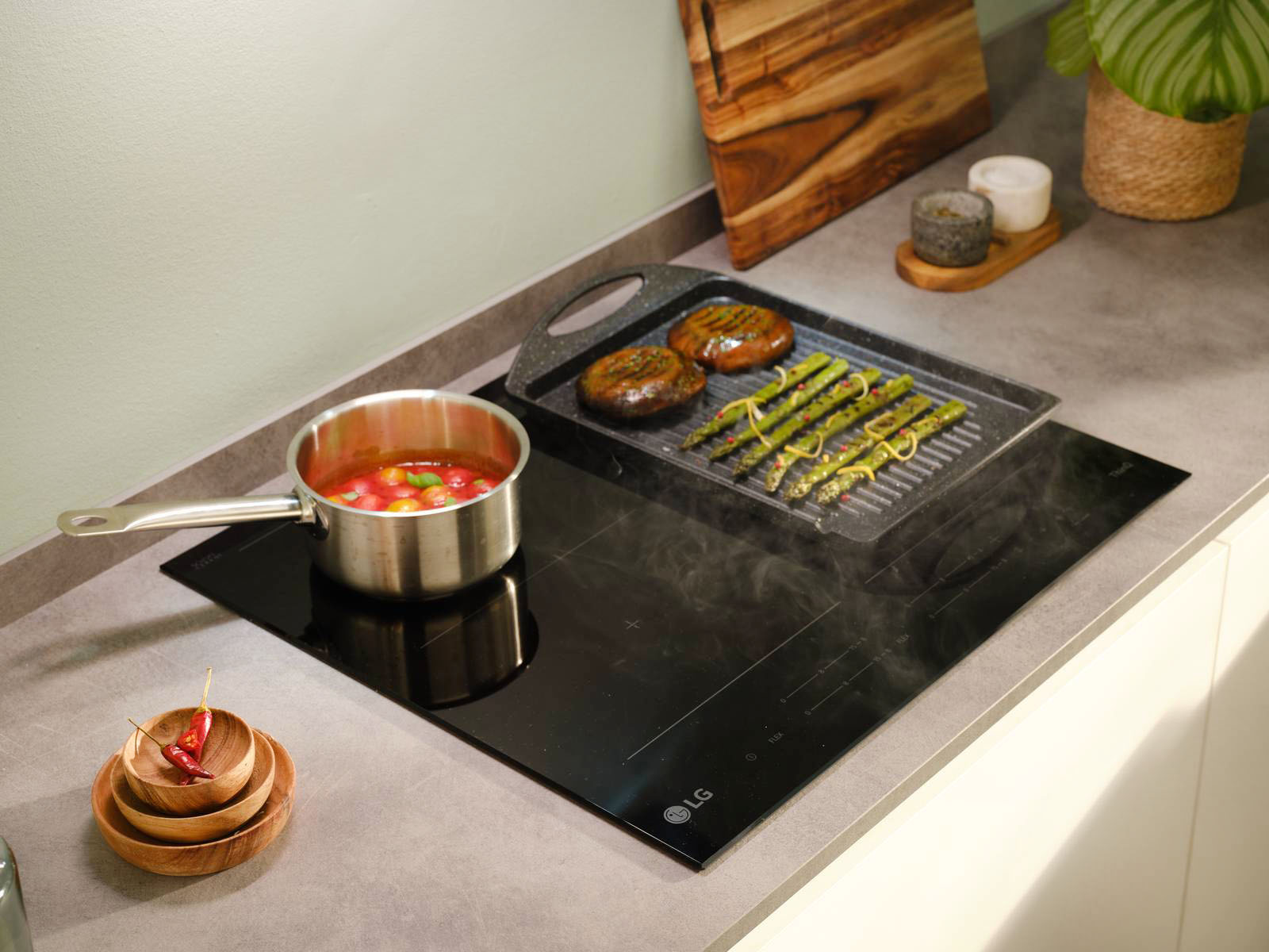 Nome: CI7Z2438BA di Lg
Con cappa integrata: no
Classe efficienza energetica: –
Zone di cottura: 4
Assorbimento max: 7,4 Kw
Livelli: 15 + Boost
Misure: 60 cm
Caratteristiche: Le 4 aree di cottura possono essere usate singolarmente, oppure combinate per adattarle alla grandezza della pentola. Ciascuna zona ha il suo controllo touch indipendente e lo lo stato e i consumi possono essere gestiti anche tramite App.
Prezzo: da rivenditore
Sito web azienda: www.lg.com/it Nome: CI7Z2438BA di Lg
Con cappa integrata: no
Classe efficienza energetica: –
Zone di cottura: 4
Assorbimento max: 7,4 Kw
Livelli: 15 + Boost
Misure: 60 cm
Caratteristiche: Le 4 aree di cottura possono essere usate singolarmente, oppure combinate per adattarle alla grandezza della pentola. Ciascuna zona ha il suo controllo touch indipendente e lo lo stato e i consumi possono essere gestiti anche tramite App.
Prezzo: da rivenditore
Sito web azienda: www.lg.com/it