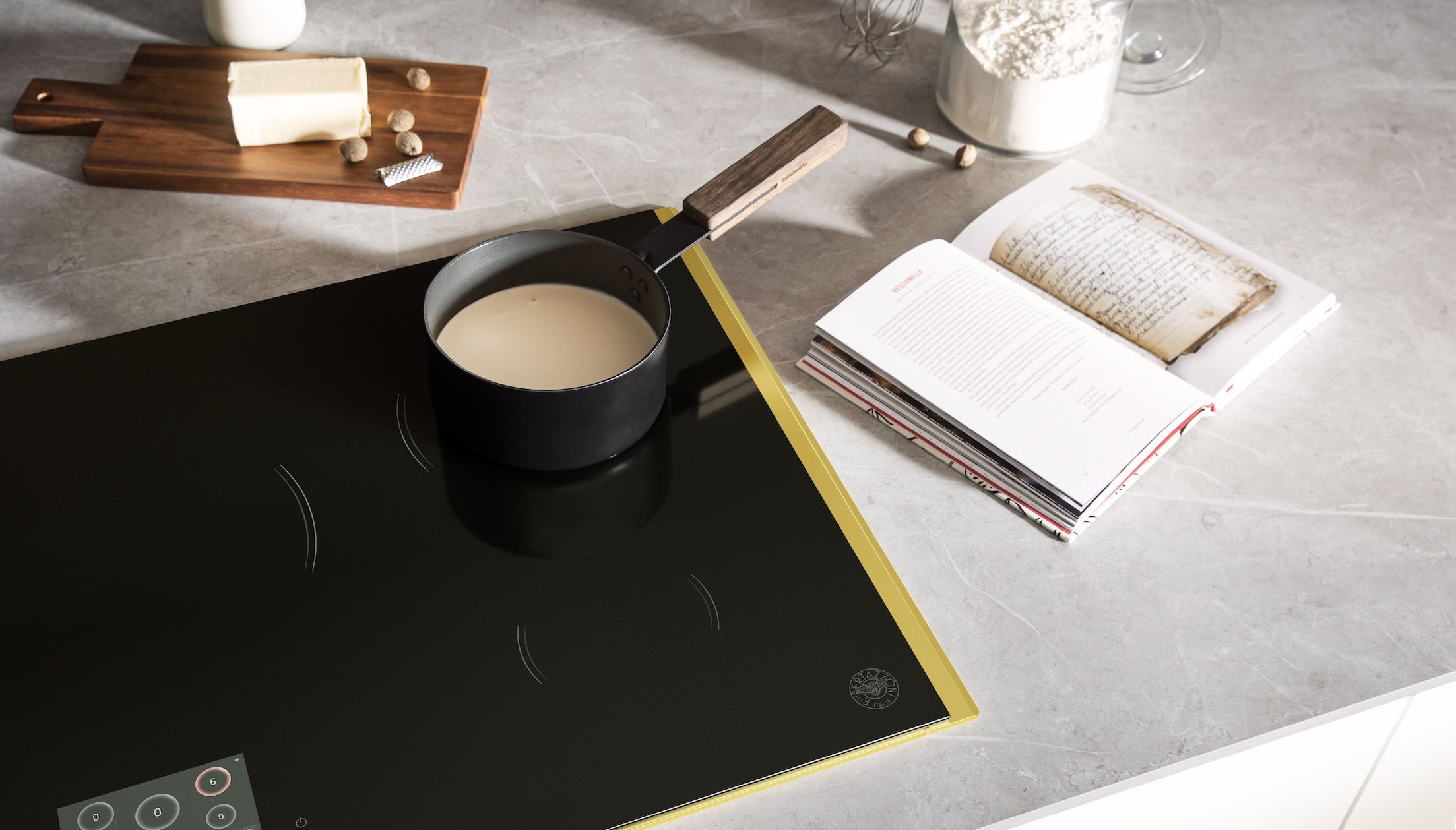 Nome: Serie Modem P905I1M37GT di Bertazzoni
Con cappa integrata: no
Classe efficienza energetica: –
Zone di cottura: 5 + doppio booster
Assorbimento max: 11,1 Kw
Livelli: 9
Misure: 90 cm
Caratteristiche: L’elemento distintivo sono le cornici in metallo Metal Trim, disponibili nei modelli da 78 e 90 cm e proposte nelle finiture Oro, Carbonio e Inox, che permettono di scegliere la soluzione più adatta al proprio stile e arredamento. Grazie alla funzione Pot Moving, spostando la pentola in un’altra zona di cottura, tutte le impostazioni, rimangono invariate. Ha timer e funzione pausa.
Prezzo: 3.289 euro
Sito web azienda: www.bertazzoni.com Nome: Serie Modem P905I1M37GT di Bertazzoni
Con cappa integrata: no
Classe efficienza energetica: –
Zone di cottura: 5 + doppio booster
Assorbimento max: 11,1 Kw
Livelli: 9
Misure: 90 cm
Caratteristiche: L’elemento distintivo sono le cornici in metallo Metal Trim, disponibili nei modelli da 78 e 90 cm e proposte nelle finiture Oro, Carbonio e Inox, che permettono di scegliere la soluzione più adatta al proprio stile e arredamento. Grazie alla funzione Pot Moving, spostando la pentola in un’altra zona di cottura, tutte le impostazioni, rimangono invariate. Ha timer e funzione pausa.
Prezzo: 3.289 euro
Sito web azienda: www.bertazzoni.com