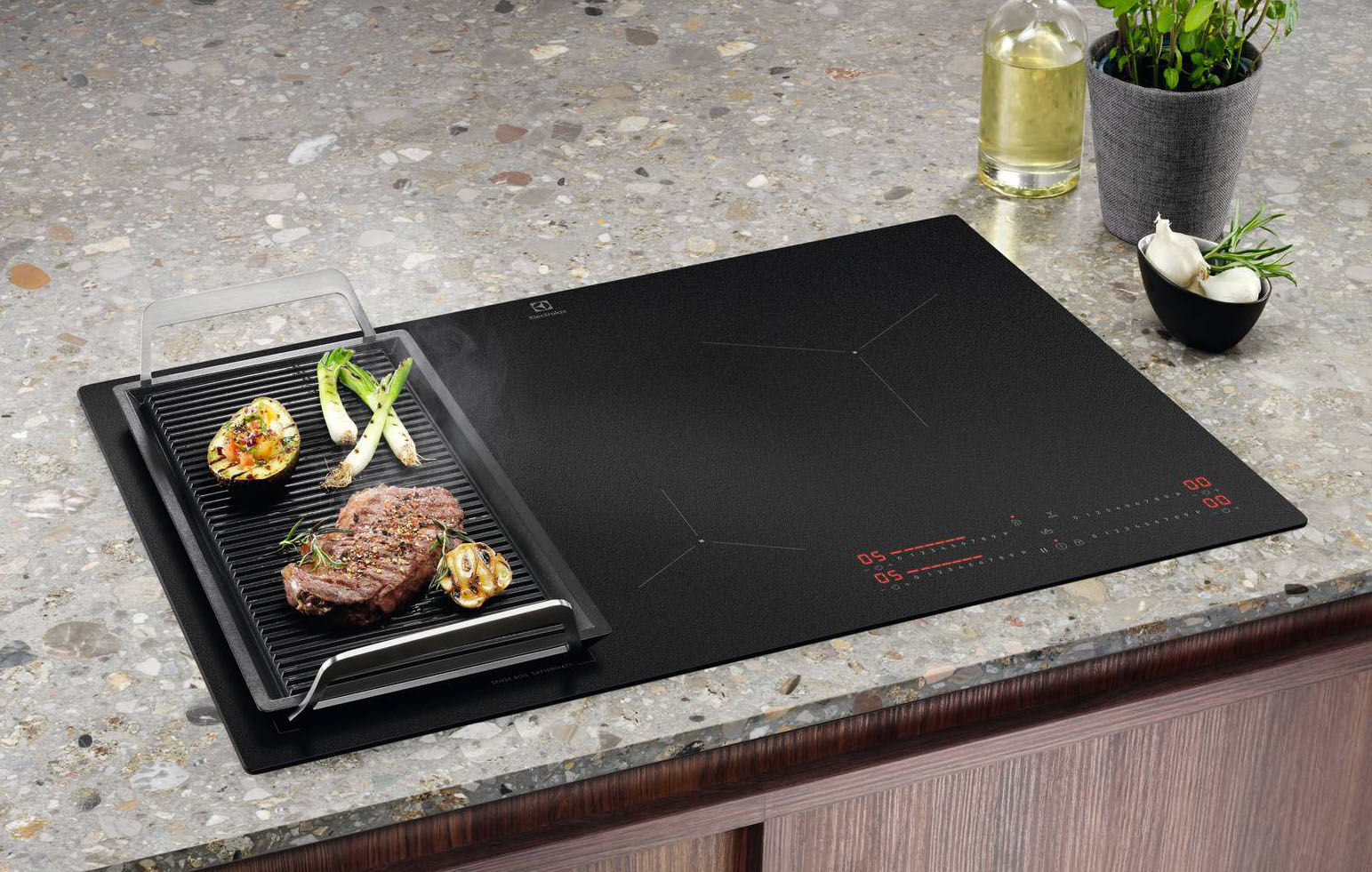 Nome: SenseBoil® KIS82453I di Electrolux
Con cappa integrata: no
Classe efficienza energetica: –
Zone di cottura: 4
Assorbimento max: 7,35 Kw
Livelli: 10
Misure: 80 cm
Caratteristiche: Il piano rileva le vibrazioni generate dall'acqua, intervenendo in autonomia per regolare la potenza e prevenire fuoriuscite dalla pentola. Con la funzione Bridge si gestiscono pentole di grandi dimensioni o forme irregolari e la tecnologia Hob2Hood® permette un dialogo automatico con la cappa, adattando la potenza di aspirazione al reale bisogno, senza interventi manuali.
Prezzo: da rivenditore
Sito web azienda: www.electrolux.it Nome: SenseBoil® KIS82453I di Electrolux
Con cappa integrata: no
Classe efficienza energetica: –
Zone di cottura: 4
Assorbimento max: 7,35 Kw
Livelli: 10
Misure: 80 cm
Caratteristiche: Il piano rileva le vibrazioni generate dall'acqua, intervenendo in autonomia per regolare la potenza e prevenire fuoriuscite dalla pentola. Con la funzione Bridge si gestiscono pentole di grandi dimensioni o forme irregolari e la tecnologia Hob2Hood® permette un dialogo automatico con la cappa, adattando la potenza di aspirazione al reale bisogno, senza interventi manuali.
Prezzo: da rivenditore
Sito web azienda: www.electrolux.it