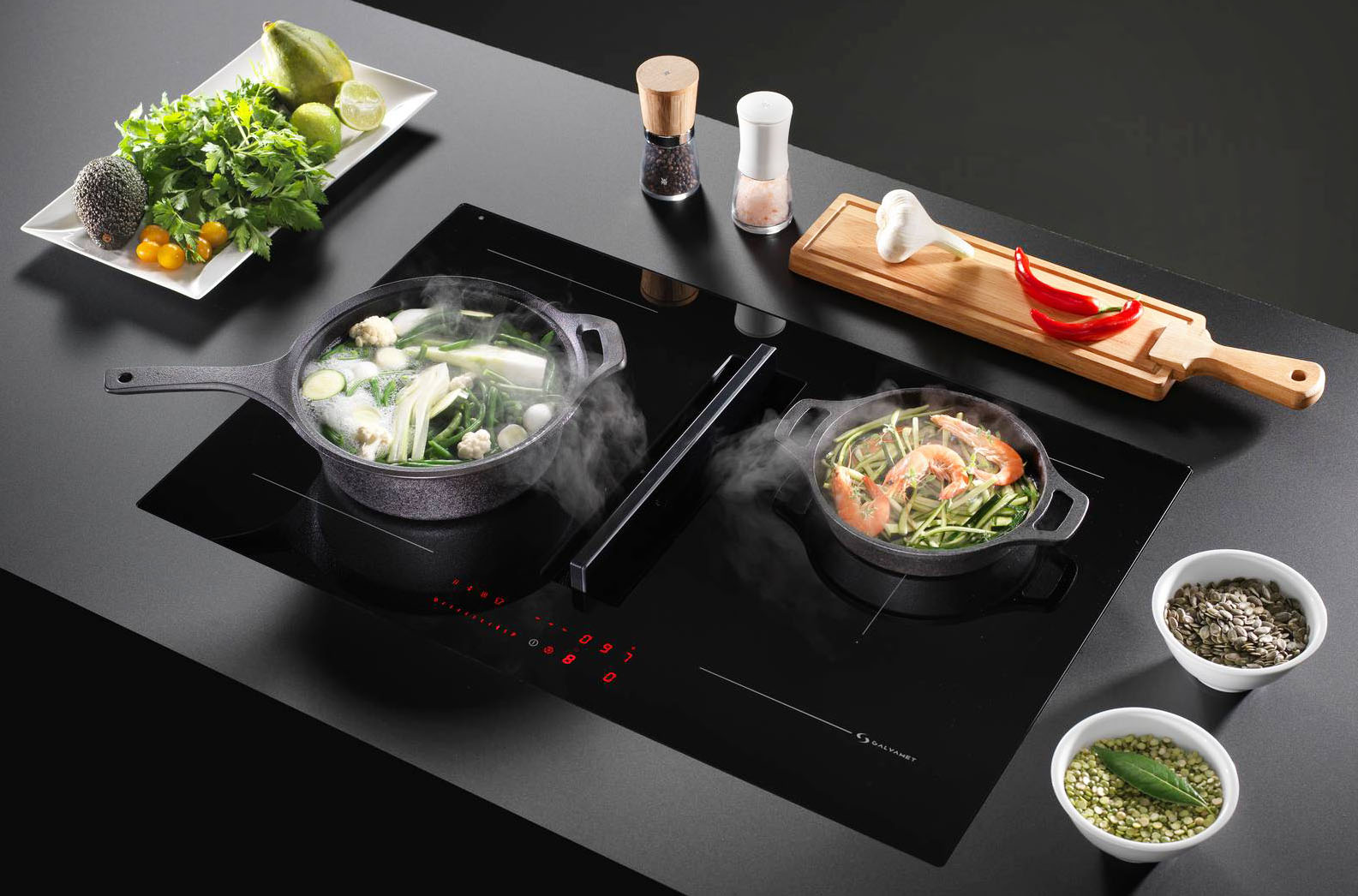 Nome: Perfecto di Galvamet
Con cappa integrata: sì
Classe efficienza energetica: A++ (cappa)
Zone di cottura: 4 + 2 zone bridge
Assorbimento max: 7,4 Kw
Livelli: 9 + booster
Misure: 80 cm
Caratteristiche: Dotato di un sistema aspirante da 700 m³/h, con solo 62 dB(A) di rumorosità alla massima velocità, è disponibile anche con tecnologia filtrante al Plasma. L’interfaccia a comandi touch scompare completamente alla vista una volta spento. È disponibile nelle misure da 60 e 80 cm e installabile a filo o in appoggio.
Prezzo: da rivenditore
Sito web azienda: www.galvamet.it Nome: Perfecto di Galvamet
Con cappa integrata: sì
Classe efficienza energetica: A++ (cappa)
Zone di cottura: 4 + 2 zone bridge
Assorbimento max: 7,4 Kw
Livelli: 9 + booster
Misure: 80 cm
Caratteristiche: Dotato di un sistema aspirante da 700 m³/h, con solo 62 dB(A) di rumorosità alla massima velocità, è disponibile anche con tecnologia filtrante al Plasma. L’interfaccia a comandi touch scompare completamente alla vista una volta spento. È disponibile nelle misure da 60 e 80 cm e installabile a filo o in appoggio.
Prezzo: da rivenditore
Sito web azienda: www.galvamet.it