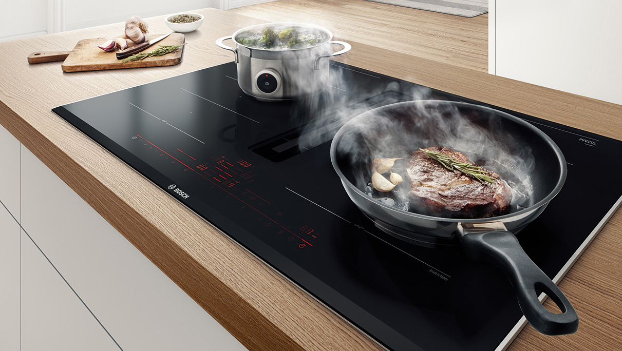 Nome: Serie 8 PXX875D67E di Bosch
Con cappa integrata: sì
Classe efficienza energetica: B (cappa)
Zone di cottura: 4
Assorbimento max: 7,4 Kw
Livelli: 17
Misure: 80 cm
Caratteristiche: Il pannello touch di 30 cm di larghezza rende la gestione delle impostazioni pratica e semplice. Il sistema FlexInduction permette di combinare due zone di cottura in un'unica superficie uniformemente riscaldata. Il sensore PerfectAir della cappa monitora costantemente la qualità dell'aria e adatta automaticamente il livello di ventilazione in base al vapore e agli odori.
Prezzo: da rivenditore
Sito web azienda: www.bosch-home.com/it Nome: Serie 8 PXX875D67E di Bosch
Con cappa integrata: sì
Classe efficienza energetica: B (cappa)
Zone di cottura: 4
Assorbimento max: 7,4 Kw
Livelli: 17
Misure: 80 cm
Caratteristiche: Il pannello touch di 30 cm di larghezza rende la gestione delle impostazioni pratica e semplice. Il sistema FlexInduction permette di combinare due zone di cottura in un'unica superficie uniformemente riscaldata. Il sensore PerfectAir della cappa monitora costantemente la qualità dell'aria e adatta automaticamente il livello di ventilazione in base al vapore e agli odori.
Prezzo: da rivenditore
Sito web azienda: www.bosch-home.com/it