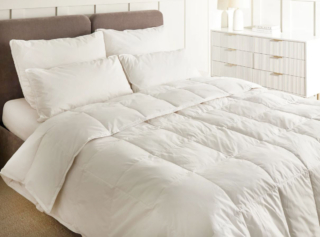 É imbottito con 90% piumino d'anatra e 10% piuma d'anatra il piumino Grivola di Beliani che è rivestito in cotone Japara permeabile, Certificato Oeko-Tex ® - Standard 100, che lo rende incredibilmente morbido e leggero e che garantisce un corretto riciclo dell'aria. È caratterizzato da una trapuntatura classica. Misura L 220 x P 240 cm. Prezzo 499 euro. https://www.beliani.it É imbottito con 90% piumino d'anatra e 10% piuma d'anatra il piumino Grivola di Beliani che è rivestito in cotone Japara permeabile, Certificato Oeko-Tex ® - Standard 100, che lo rende incredibilmente morbido e leggero e che garantisce un corretto riciclo dell'aria. È caratterizzato da una trapuntatura classica. Misura L 220 x P 240 cm. Prezzo 499 euro. https://www.beliani.it