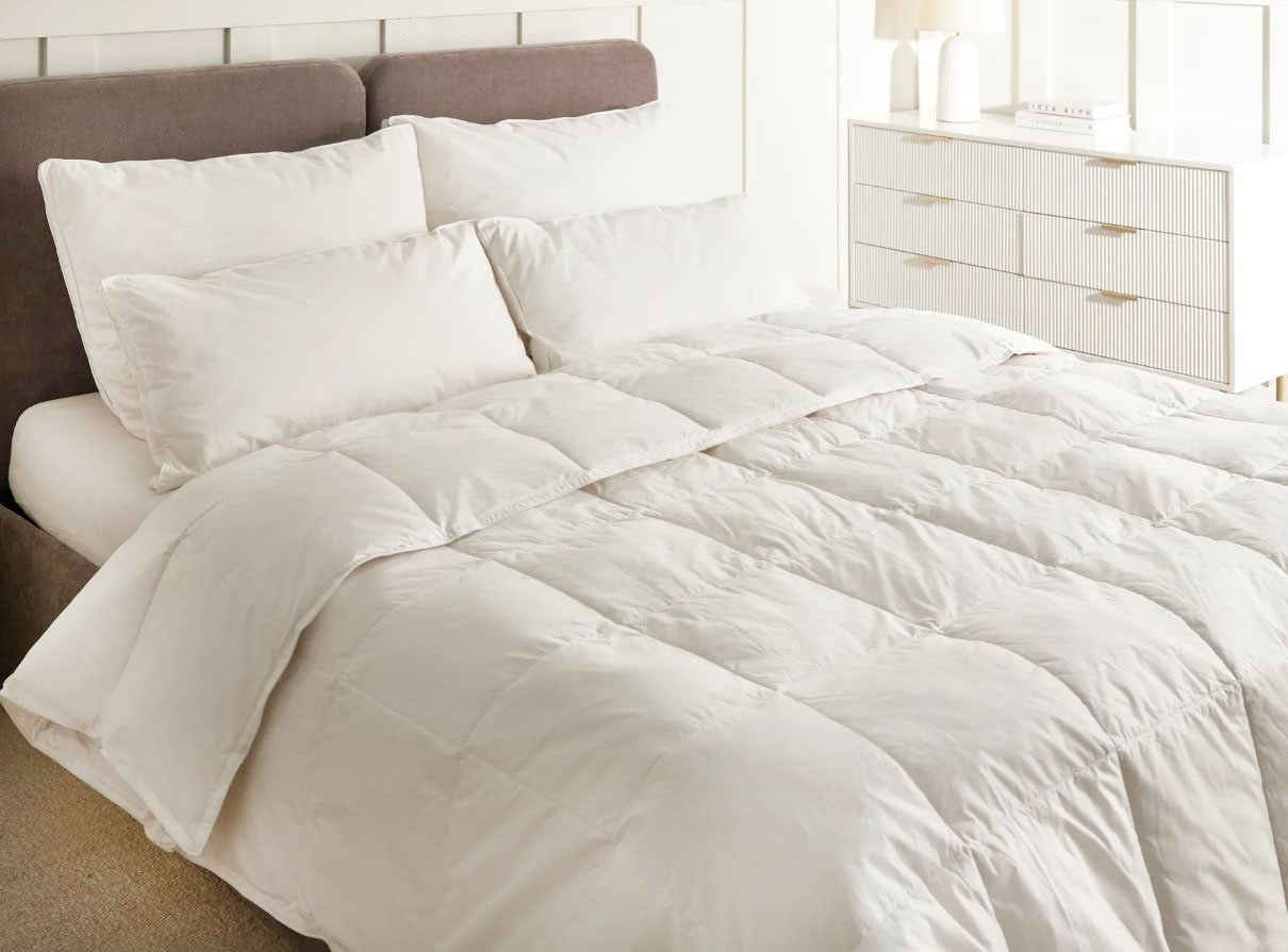 É imbottito con 90% piumino d'anatra e 10% piuma d'anatra il piumino Grivola di Beliani che è rivestito in cotone Japara permeabile, Certificato Oeko-Tex ® - Standard 100, che lo rende incredibilmente morbido e leggero e che garantisce un corretto riciclo dell'aria. È caratterizzato da una trapuntatura classica. Misura L 220 x P 240 cm. Prezzo 499 euro. https://www.beliani.it É imbottito con 90% piumino d'anatra e 10% piuma d'anatra il piumino Grivola di Beliani che è rivestito in cotone Japara permeabile, Certificato Oeko-Tex ® - Standard 100, che lo rende incredibilmente morbido e leggero e che garantisce un corretto riciclo dell'aria. È caratterizzato da una trapuntatura classica. Misura L 220 x P 240 cm. Prezzo 499 euro. https://www.beliani.it