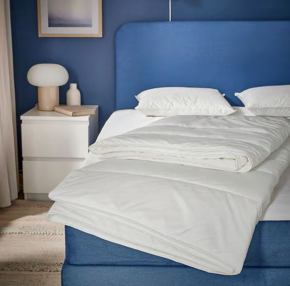 É molto caldo il piumino SKOGSFRÄKEN di Ikea Italia che è completamente imbottito in misto poliestere e lyocell riciclato. É lavabile in lavatrice frequentemente e può essere asciugato nell'asciugatrice a temperatura normale. Misura L 240 x P 220 cm. Prezzo 89,95 euro. https://www.ikea.com É molto caldo il piumino SKOGSFRÄKEN di Ikea Italia che è completamente imbottito in misto poliestere e lyocell riciclato. É lavabile in lavatrice frequentemente e può essere asciugato nell'asciugatrice a temperatura normale. Misura L 240 x P 220 cm. Prezzo 89,95 euro. https://www.ikea.com