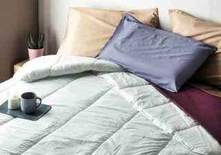 Il piumino matrimoniale di Perdormire è disponibile in due varianti: mezza stagione o invernale. Made in Italy, è rivestito esternamente in puro cotone bianco ed è imbottito in poliestere che lo rende leggero, resistente e pratico. Prezzo a partire da 111 euro. https://www.perdormire.com Il piumino matrimoniale di Perdormire è disponibile in due varianti: mezza stagione o invernale. Made in Italy, è rivestito esternamente in puro cotone bianco ed è imbottito in poliestere che lo rende leggero, resistente e pratico. Prezzo a partire da 111 euro. https://www.perdormire.com