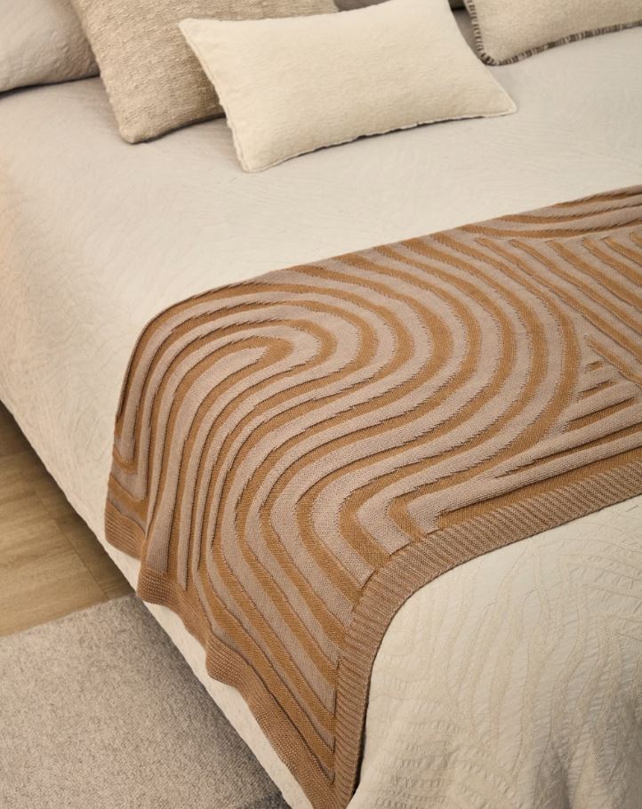 Può essere sistemata ai piedi del letto per “scaldare” la camera il plaid jacquard Oreli di Kave Home: è realizzato in puro cotone con una fantasia zebrata nei toni del beige e del marrone. Misura L 130 x P 170 cm. Prezzo 76,50 euro. https://kavehome.com Può essere sistemata ai piedi del letto per “scaldare” la camera il plaid jacquard Oreli di Kave Home: è realizzato in puro cotone con una fantasia zebrata nei toni del beige e del marrone. Misura L 130 x P 170 cm. Prezzo 76,50 euro. https://kavehome.com