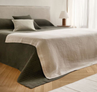 Puro lino spesso lavato beige per il plaid di Mango che sta bene ai piedi del letto, sistemato su un copriletto tinta unita in un colore scuro. Ha una texture piacevolmente irregolare e materica, è traspirante, leggero e “caldo” nello stesso tempo. Misura L 140 x P 190 cm. Prezzo 179,99 euro. https://shop.mango.com Puro lino spesso lavato beige per il plaid di Mango che sta bene ai piedi del letto, sistemato su un copriletto tinta unita in un colore scuro. Ha una texture piacevolmente irregolare e materica, è traspirante, leggero e “caldo” nello stesso tempo. Misura L 140 x P 190 cm. Prezzo 179,99 euro. https://shop.mango.com