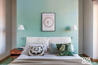 In questa stanza è stata realizzata una quinta in cartongesso alla quale è addossato il letto matrimoniale e che separa l'ambiente in due sezioni, quella che include il letto, posizionato al centro della stanza, e quella retrostante che ospita il volume della cabina armadio, accessibile con due passaggi a destra e a sinistra. La quinta, che ospita due applique e una stampa, è stata resa esteticamente gradevole con una tinteggiatura a smalto color verde acqua, che richiama le cementine verde smeraldo del pavimento.
Progetto Erika Buoncristiani architetto, e-bstudio architettura, Roma ebstudio@e-bstudio.com http://www.e-bstudio.com - Foto Studio Wolo In questa stanza è stata realizzata una quinta in cartongesso alla quale è addossato il letto matrimoniale e che separa l'ambiente in due sezioni, quella che include il letto, posizionato al centro della stanza, e quella retrostante che ospita il volume della cabina armadio, accessibile con due passaggi a destra e a sinistra. La quinta, che ospita due applique e una stampa, è stata resa esteticamente gradevole con una tinteggiatura a smalto color verde acqua, che richiama le cementine verde smeraldo del pavimento.
Progetto Erika Buoncristiani architetto, e-bstudio architettura, Roma ebstudio@e-bstudio.com http://www.e-bstudio.com - Foto Studio Wolo