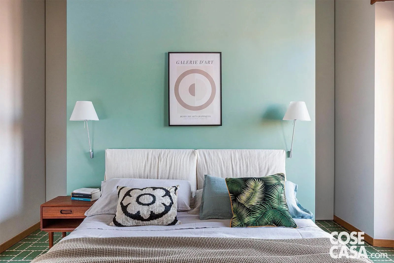 In questa stanza è stata realizzata una quinta in cartongesso alla quale è addossato il letto matrimoniale e che separa l'ambiente in due sezioni, quella che include il letto, posizionato al centro della stanza, e quella retrostante che ospita il volume della cabina armadio, accessibile con due passaggi a destra e a sinistra. La quinta, che ospita due applique e una stampa, è stata resa esteticamente gradevole con una tinteggiatura a smalto color verde acqua, che richiama le cementine verde smeraldo del pavimento.
Progetto Erika Buoncristiani architetto, e-bstudio architettura, Roma ebstudio@e-bstudio.com http://www.e-bstudio.com - Foto Studio Wolo In questa stanza è stata realizzata una quinta in cartongesso alla quale è addossato il letto matrimoniale e che separa l'ambiente in due sezioni, quella che include il letto, posizionato al centro della stanza, e quella retrostante che ospita il volume della cabina armadio, accessibile con due passaggi a destra e a sinistra. La quinta, che ospita due applique e una stampa, è stata resa esteticamente gradevole con una tinteggiatura a smalto color verde acqua, che richiama le cementine verde smeraldo del pavimento.
Progetto Erika Buoncristiani architetto, e-bstudio architettura, Roma ebstudio@e-bstudio.com http://www.e-bstudio.com - Foto Studio Wolo