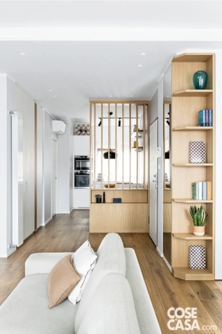 In questo appartamento è stata realizzata su misura una quinta in legno che è posta sul lato della porta d'ingresso e che nasconde la cucina e il tavolo. La quinta, che nella parte bassa ospita un elemento contenitore e una nicchia, è formata da listelli girevoli che possono essere regolati, lasciandoli aperti per far passare la luce oppure chiudendoli completamente fino a costituire una vera e propria parete divisoria e rendendo così la cucina un ambiente separato.
Il risultato è una bellissima soluzione, che coniuga praticità ed estetica.
Progetto Arch. Silvia Lagori, Via Niccolini 2, Milano – Tel. 338/8582790 http://www.silvialagori.it - Foto Alessandra Ianniello - Styling Officina Interior In questo appartamento è stata realizzata su misura una quinta in legno che è posta sul lato della porta d'ingresso e che nasconde la cucina e il tavolo. La quinta, che nella parte bassa ospita un elemento contenitore e una nicchia, è formata da listelli girevoli che possono essere regolati, lasciandoli aperti per far passare la luce oppure chiudendoli completamente fino a costituire una vera e propria parete divisoria e rendendo così la cucina un ambiente separato.
Il risultato è una bellissima soluzione, che coniuga praticità ed estetica.
Progetto Arch. Silvia Lagori, Via Niccolini 2, Milano – Tel. 338/8582790 http://www.silvialagori.it - Foto Alessandra Ianniello - Styling Officina Interior