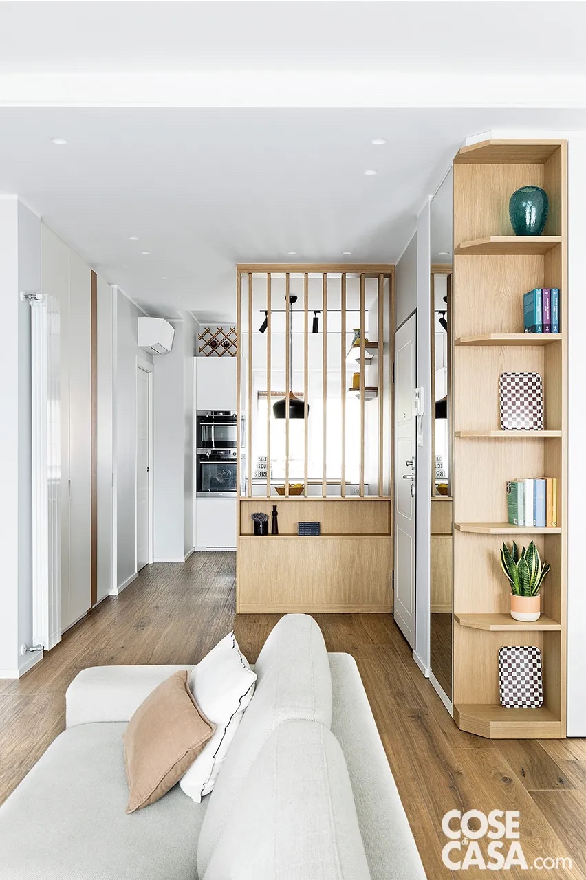 In questo appartamento è stata realizzata su misura una quinta in legno che è posta sul lato della porta d'ingresso e che nasconde la cucina e il tavolo. La quinta, che nella parte bassa ospita un elemento contenitore e una nicchia, è formata da listelli girevoli che possono essere regolati, lasciandoli aperti per far passare la luce oppure chiudendoli completamente fino a costituire una vera e propria parete divisoria e rendendo così la cucina un ambiente separato.
Il risultato è una bellissima soluzione, che coniuga praticità ed estetica.
Progetto Arch. Silvia Lagori, Via Niccolini 2, Milano – Tel. 338/8582790 http://www.silvialagori.it - Foto Alessandra Ianniello - Styling Officina Interior In questo appartamento è stata realizzata su misura una quinta in legno che è posta sul lato della porta d'ingresso e che nasconde la cucina e il tavolo. La quinta, che nella parte bassa ospita un elemento contenitore e una nicchia, è formata da listelli girevoli che possono essere regolati, lasciandoli aperti per far passare la luce oppure chiudendoli completamente fino a costituire una vera e propria parete divisoria e rendendo così la cucina un ambiente separato.
Il risultato è una bellissima soluzione, che coniuga praticità ed estetica.
Progetto Arch. Silvia Lagori, Via Niccolini 2, Milano – Tel. 338/8582790 http://www.silvialagori.it - Foto Alessandra Ianniello - Styling Officina Interior