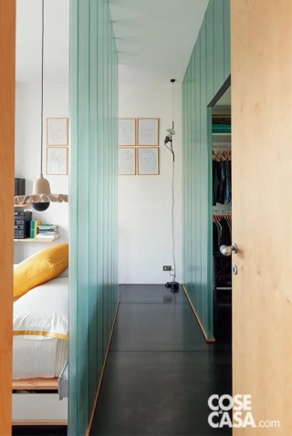 In questa camera è stata posizionata una quinta in vetro traslucido di colore verde chiaro che crea alle spalle del letto matrimoniale un corridoio, accessibile da entrambi i lati: questo permette di raggiungere la cabina armadio, chiusa con un parete a tutta altezza nello stesso materiale e colore. Si tratta di una soluzione veramente originale, bella e di grande effetto.
Progetto Balance Architettura (Alberto Lessan, Jacopo L. Bracco), Torino, Tel. 011/0864864 http://www.blaarchitettura.it - Foto Cristina Galliena Bohma - Styling Laura Mauceri In questa camera è stata posizionata una quinta in vetro traslucido di colore verde chiaro che crea alle spalle del letto matrimoniale un corridoio, accessibile da entrambi i lati: questo permette di raggiungere la cabina armadio, chiusa con un parete a tutta altezza nello stesso materiale e colore. Si tratta di una soluzione veramente originale, bella e di grande effetto.
Progetto Balance Architettura (Alberto Lessan, Jacopo L. Bracco), Torino, Tel. 011/0864864 http://www.blaarchitettura.it - Foto Cristina Galliena Bohma - Styling Laura Mauceri