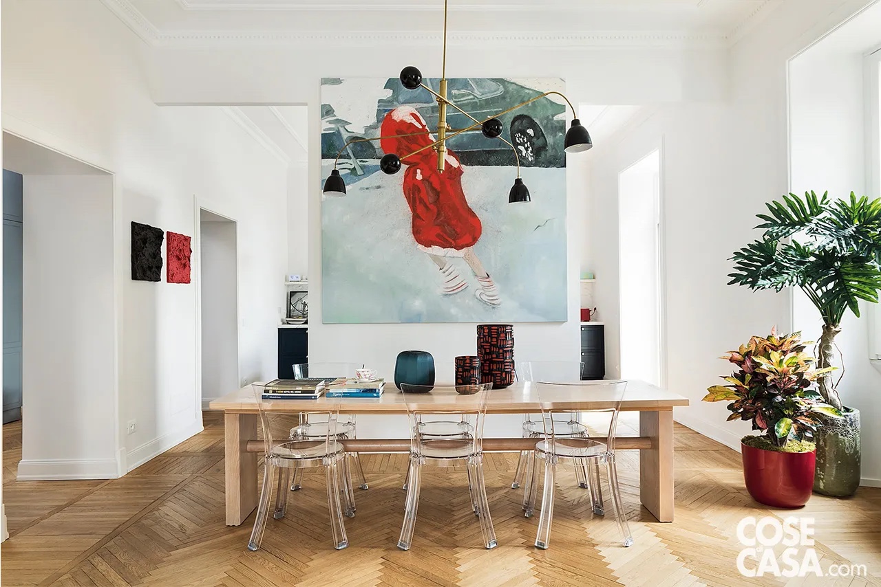 In questo living, è stata realizzata una quinta per dividere il pranzo rispetto alla cucina, ma lasciando aperto un doppio passaggio a destra e a sinistra e consentendo così un collegamento tra i due ambienti. Dalla parte della cucina la quinta serve come punto di appoggio per frigo e colonne, mentre dalla parte del pranzo è decorata con una grande tela senza cornice che funge da sfondo al tavolo e dona colore all'ambiente.
Progetto arch. Marco Rulli, con arch. Alessandro Fuoti, Studio 02A, Roma http://www.02a.it - Foto Paolo Fusco - Styling Studio Wolo In questo living, è stata realizzata una quinta per dividere il pranzo rispetto alla cucina, ma lasciando aperto un doppio passaggio a destra e a sinistra e consentendo così un collegamento tra i due ambienti. Dalla parte della cucina la quinta serve come punto di appoggio per frigo e colonne, mentre dalla parte del pranzo è decorata con una grande tela senza cornice che funge da sfondo al tavolo e dona colore all'ambiente.
Progetto arch. Marco Rulli, con arch. Alessandro Fuoti, Studio 02A, Roma http://www.02a.it - Foto Paolo Fusco - Styling Studio Wolo