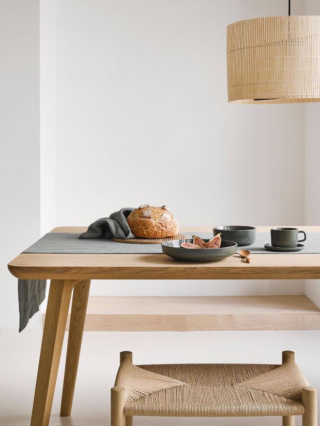 Il runner Akalla di Marc O‘Polo permette di “vestire” anche tavoli grandi grazie alle sue dimensioni. È realizzato in misto cotone biologico e lino che lo rendono un pezzo senza tempo; è disponibile in quattro varianti di colore. Misura L 50 x P 350 cm. Prezzo 39,95 euro. https://www.marc-o-polo.com