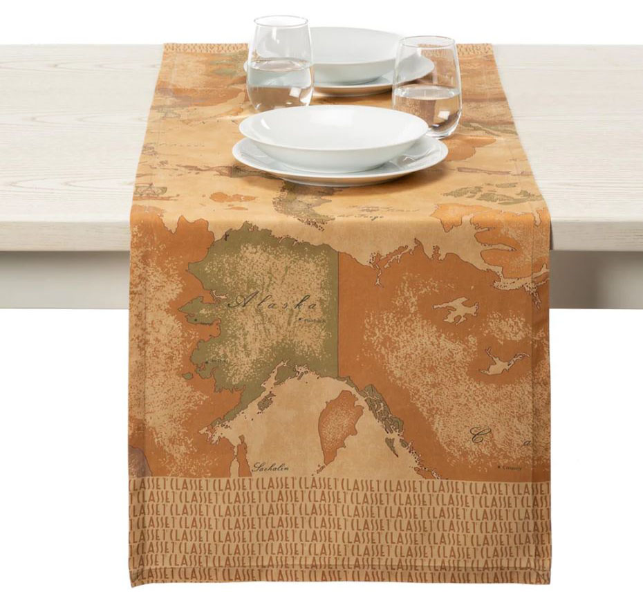 L'iconica stampa di Alviero Martini 1A Classe per il runner Geo Classic di Caleffi; è realizzato in puro cotone ed è disponibile in due varianti di colore. Può essere usato su una tovaglia, come centrotavola decorativo, o per apparecchiature  informali. Misura L 50 x P 150 cm. Prezzo 27 euro. https://www.caleffionline.it