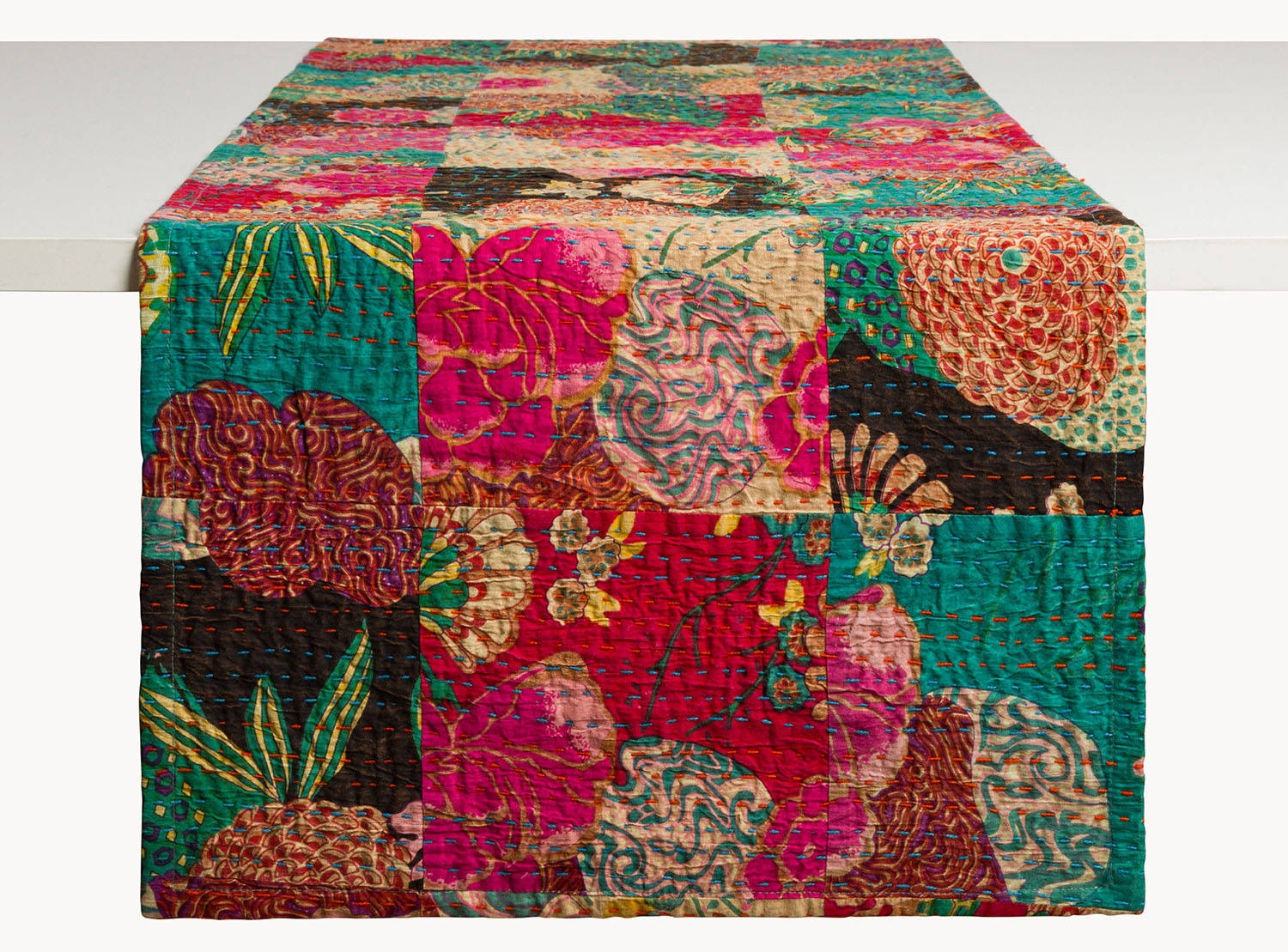 Il runner Kantha di Coincasa Runner ha un aspetto artigianale, infatti è realizzato, in puro cotone, con la antica tecnica di ricamo dell’India orientale. Ogni cucitura è eseguita con punti filza su strati sovrapposti di tessuto riciclato dando vita a motivi unici, figurativi o geometrici, pieni di carattere e storia. Misura L 45 x P 140 cm. Prezzo 29,90 euro. https://www.coin.it