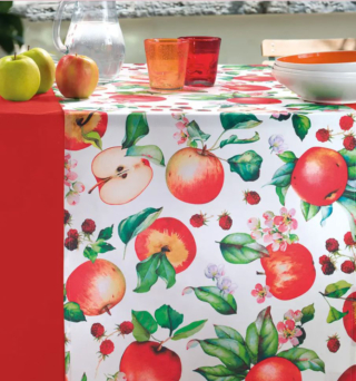 Ha la superficie decorata da mele rosse il runner Pommes della Collezione Colorclub di VallesusaCasa di Gabel 1957 stampato con tecnica digitale su panama in puro cotone. Può essere usato per apparecchiare al posto delle tovagliette o per decorare una tovaglia tinta unita. Misura L 50 x P 150 cm. Prezzo 12,50 euro. https://www.gabel1957.com Ha la superficie decorata da mele rosse il runner Pommes della Collezione Colorclub di VallesusaCasa di Gabel 1957 stampato con tecnica digitale su panama in puro cotone. Può essere usato per apparecchiare al posto delle tovagliette o per decorare una tovaglia tinta unita. Misura L 50 x P 150 cm. Prezzo 12,50 euro. https://www.gabel1957.com