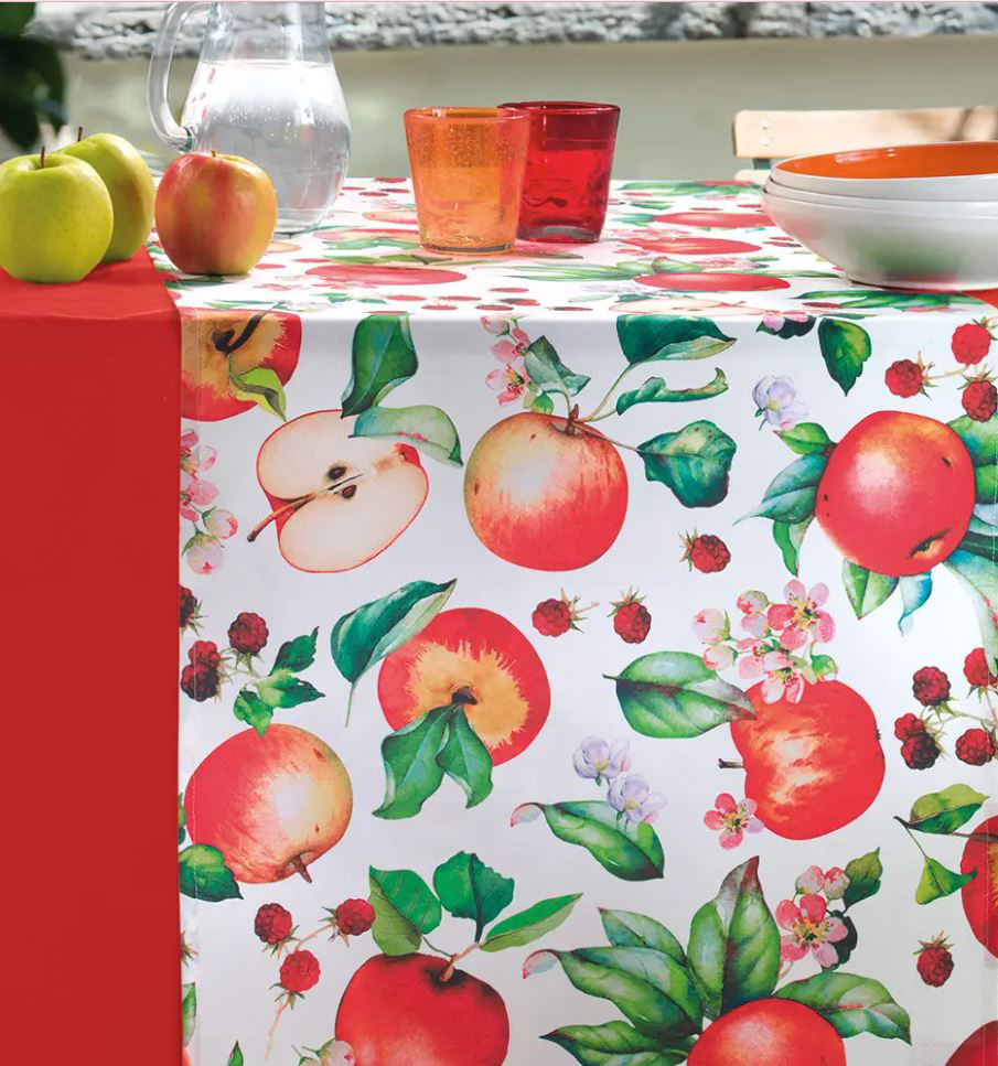 Ha la superficie decorata da mele rosse il runner Pommes della Collezione Colorclub di VallesusaCasa di Gabel 1957 stampato con tecnica digitale su panama in puro cotone. Può essere usato per apparecchiare al posto delle tovagliette o per decorare una tovaglia tinta unita. Misura L 50 x P 150 cm. Prezzo 12,50 euro. https://www.gabel1957.com