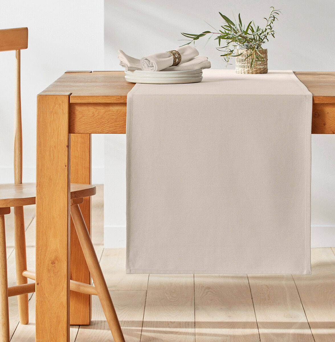 Il trattamento anti-macchia del runner Scenario di La Redoute Interieurs permette di usarlo quotidianamente per apparecchiare la tavola. È prodotto in puro cotone in una raffinata colorazione Naturale ed è caratterizzata da una trama fitta. Misura L 45 x P 150 cm. Prezzo 15,99 euro. https://www.laredoute.it