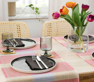 Sfumature pastello per i runner Strandfloka di Ikea Italia: sono completamente realizzati in cotone riciclato ricavato dagli scarti di produzione della biancheria da letto. Misurano L 35 x P 130 cm. Prezzo 7,95 euro cad. https://www.ikea.com Sfumature pastello per i runner Strandfloka di Ikea Italia: sono completamente realizzati in cotone riciclato ricavato dagli scarti di produzione della biancheria da letto. Misurano L 35 x P 130 cm. Prezzo 7,95 euro cad. https://www.ikea.com