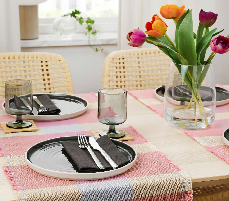 Sfumature pastello per i runner Strandfloka di Ikea Italia: sono completamente realizzati in cotone riciclato ricavato dagli scarti di produzione della biancheria da letto. Misurano L 35 x P 130 cm. Prezzo 7,95 euro cad. https://www.ikea.com