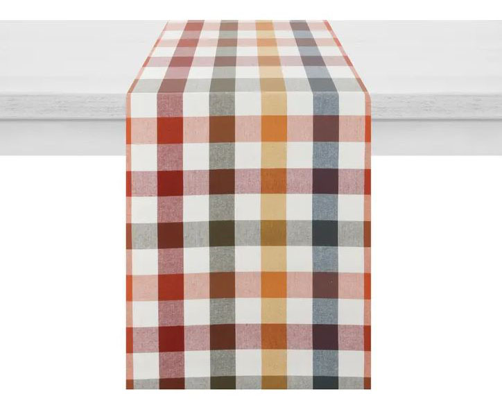 I colori dell'autunno per i quadretti del runner (TSE001064NOC) in vendita da Kasanova che permette di apparecchiare la tavola per due persone. È prodotto in puro cotone tinto filo. Misura L 40 x P 140 cm. Prezzo 10,90 euro. https://www.kasanova.com