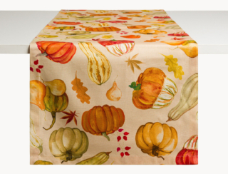 È decorato da una allegra stampa con zucche, di forme e colori diversi, il runner di Coincasa in panama di puro cotone beige. Può essere usato per “rallegrare” una tovaglia classica. Misura L 45 x P 150 cm. Prezzo 13,90 euro. https://www.coin.it
