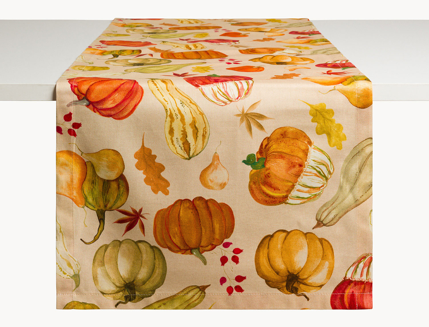 È decorato da una allegra stampa con zucche, di forme e colori diversi, il runner di Coincasa in panama di puro cotone beige. Può essere usato per “rallegrare” una tovaglia classica. Misura L 45 x P 150 cm. Prezzo 13,90 euro. https://www.coin.it