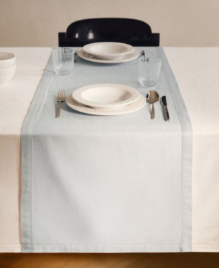 Abbinato ad una tovaglia chiara dà vita ad una mise en place raffinata il runner di Mango che è impreziosito dalla presenza di un orlo a giorno lungo il bordo. È prodotto in 100% cotone in una delicata sfumatura di grigio perla. Misura L 50 x P 160 cm. Prezzo 22,99 euro. https://shop.mango.com