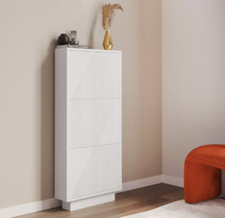 Solo 15 centimetri di profondità per la scarpiera a sviluppo verticale Ayla di Deghi: le tre ante a ribalta, con apertura push-pull, sono realizzate in legno MDF bianco opaco cannettato con la superficie decorata da sottili motivi geometrici. Misura L 54 x P 15 x H 117 cm. Prezzo 107 euro. https://www.deghi.it Solo 15 centimetri di profondità per la scarpiera a sviluppo verticale Ayla di Deghi: le tre ante a ribalta, con apertura push-pull, sono realizzate in legno MDF bianco opaco cannettato con la superficie decorata da sottili motivi geometrici. Misura L 54 x P 15 x H 117 cm. Prezzo 107 euro. https://www.deghi.it