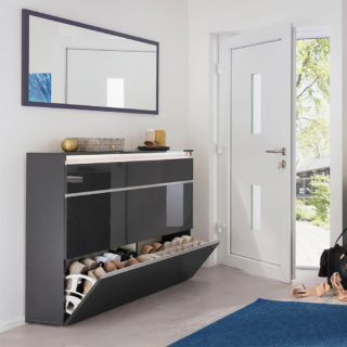 Permette di riporre le calzature di tutta la famiglia, anche se numerosa, la scarpiera Magic (Ref: 87754519) in vendita da Leroy Merlin: è dotata di due ante a ribalta, che celano gli appositi vassoi per 24 paia di scarpe, e di un'antina per riporre il materiale per la pulizia. Le ante in melaminico antracite laccato lucido, certificato FSC, sono dotate di maniglie incassate in alluminio. Misura L 120 x P 26,5 x H 108 cm. Prezzo 318 euro. https://www.leroymerlin.it Permette di riporre le calzature di tutta la famiglia, anche se numerosa, la scarpiera Magic (Ref: 87754519) in vendita da Leroy Merlin: è dotata di due ante a ribalta, che celano gli appositi vassoi per 24 paia di scarpe, e di un'antina per riporre il materiale per la pulizia. Le ante in melaminico antracite laccato lucido, certificato FSC, sono dotate di maniglie incassate in alluminio. Misura L 120 x P 26,5 x H 108 cm. Prezzo 318 euro. https://www.leroymerlin.it