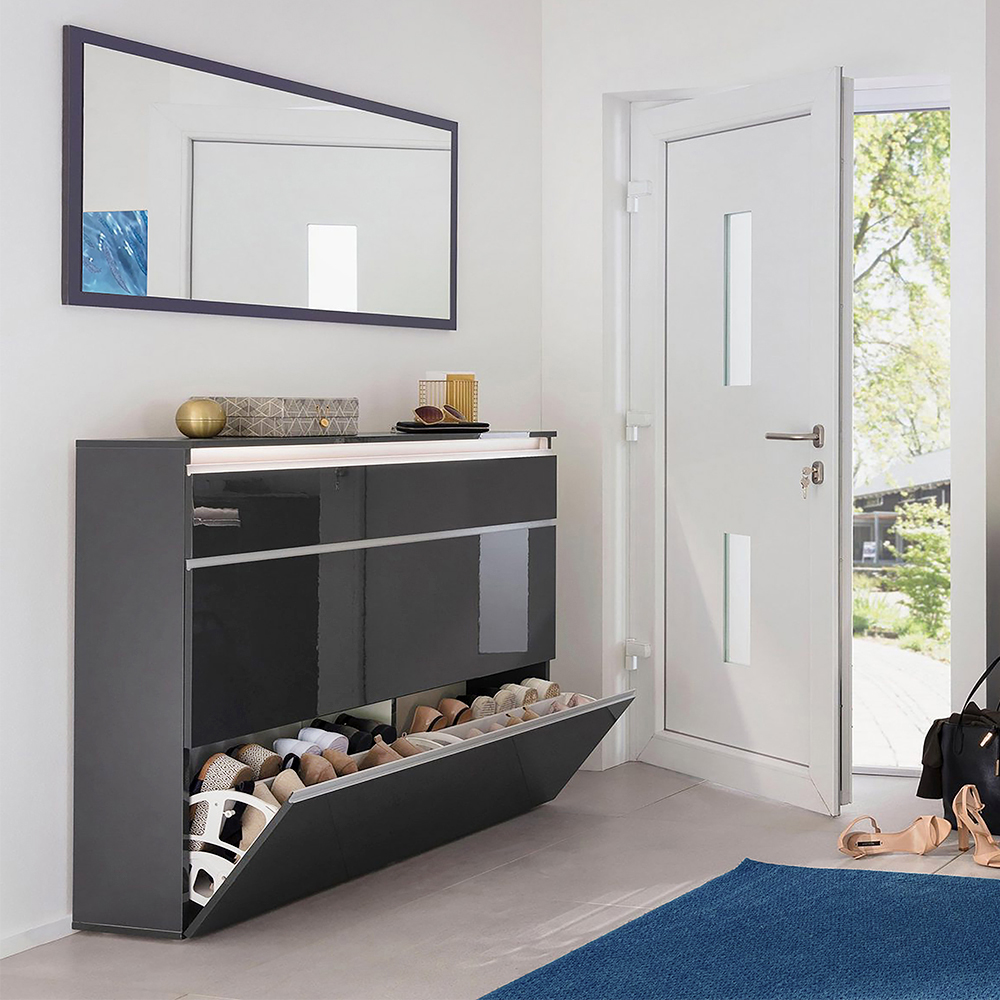 Permette di riporre le calzature di tutta la famiglia, anche se numerosa, la scarpiera Magic (Ref: 87754519) in vendita da Leroy Merlin: è dotata di due ante a ribalta, che celano gli appositi vassoi per 24 paia di scarpe, e di un'antina per riporre il materiale per la pulizia. Le ante in melaminico antracite laccato lucido, certificato FSC, sono dotate di maniglie incassate in alluminio. Misura L 120 x P 26,5 x H 108 cm. Prezzo 318 euro. https://www.leroymerlin.it Permette di riporre le calzature di tutta la famiglia, anche se numerosa, la scarpiera Magic (Ref: 87754519) in vendita da Leroy Merlin: è dotata di due ante a ribalta, che celano gli appositi vassoi per 24 paia di scarpe, e di un'antina per riporre il materiale per la pulizia. Le ante in melaminico antracite laccato lucido, certificato FSC, sono dotate di maniglie incassate in alluminio. Misura L 120 x P 26,5 x H 108 cm. Prezzo 318 euro. https://www.leroymerlin.it