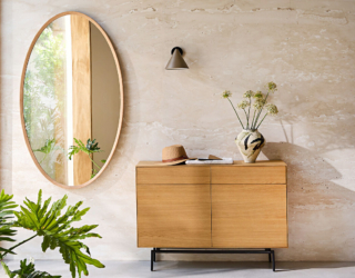 Tutto il “calore” del legno per la scarpiera Oreko di AM.PM. La Redoute che può essere sistemata nell'ingresso grazie al suo stile essenziale e ai frontali delle due ante e dei due cassetti in MDF impiallacciati Quercia Naturale. Il basamento è realizzato in acciaio con finitura epossidica nero. Misura L 110 x P 35 x H 78,5 cm. Prezzo 1.069 euro. https://www.laredoute.it Tutto il “calore” del legno per la scarpiera Oreko di AM.PM. La Redoute che può essere sistemata nell'ingresso grazie al suo stile essenziale e ai frontali delle due ante e dei due cassetti in MDF impiallacciati Quercia Naturale. Il basamento è realizzato in acciaio con finitura epossidica nero. Misura L 110 x P 35 x H 78,5 cm. Prezzo 1.069 euro. https://www.laredoute.it