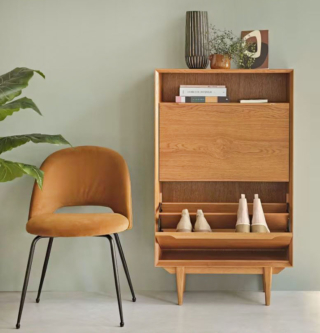 Portobello di Maisons du Monde è la scarpiera dallo stile vintage sottolineato dalle ante in legno color miele certificato FSC™; la nicchia presente nella parte superiore permette di riporre accessori, chiavi e altro quando si rientra in casa. I due sportelli sono dotati di una doppia rastrelliera per le scarpe. Misura L 70 x P 35 x H 110 cm. Prezzo 349 euro. https://www.maisonsdumonde.com Portobello di Maisons du Monde è la scarpiera dallo stile vintage sottolineato dalle ante in legno color miele certificato FSC™; la nicchia presente nella parte superiore permette di riporre accessori, chiavi e altro quando si rientra in casa. I due sportelli sono dotati di una doppia rastrelliera per le scarpe. Misura L 70 x P 35 x H 110 cm. Prezzo 349 euro. https://www.maisonsdumonde.com