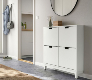 Quattro scomparti ventilati e una profondità ridotta per la scarpiera bianca STÄLL di Ikea Italia; le maniglie intagliate sono rifinite da un bordo in metallo che ne aumenta la resistenza e si trasforma in un elemento decorativo. Misura L 96 x P 17 x H 90 cm. Prezzo 119 euro. https://www.ikea.com Quattro scomparti ventilati e una profondità ridotta per la scarpiera bianca STÄLL di Ikea Italia; le maniglie intagliate sono rifinite da un bordo in metallo che ne aumenta la resistenza e si trasforma in un elemento decorativo. Misura L 96 x P 17 x H 90 cm. Prezzo 119 euro. https://www.ikea.com