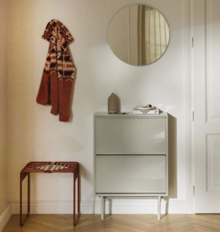 Una raffinata finitura Beige chiaro lucido per la scarpiera compatta Elona di Westwing Collection che trova posto con facilità in ambienti diversi. La struttura in MDF laccato è dotata di quattro sottili gambe in metallo verniciato a polvere e di due ante a ribalta. Misura L 64 x P 22 x H 91 cm. Prezzo 449 euro. https://www.westwing.it Una raffinata finitura Beige chiaro lucido per la scarpiera compatta Elona di Westwing Collection che trova posto con facilità in ambienti diversi. La struttura in MDF laccato è dotata di quattro sottili gambe in metallo verniciato a polvere e di due ante a ribalta. Misura L 64 x P 22 x H 91 cm. Prezzo 449 euro. https://www.westwing.it
