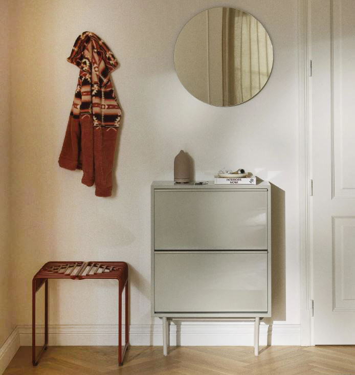 Una raffinata finitura Beige chiaro lucido per la scarpiera compatta Elona di Westwing Collection che trova posto con facilità in ambienti diversi. La struttura in MDF laccato è dotata di quattro sottili gambe in metallo verniciato a polvere e di due ante a ribalta. Misura L 64 x P 22 x H 91 cm. Prezzo 449 euro. https://www.westwing.it Una raffinata finitura Beige chiaro lucido per la scarpiera compatta Elona di Westwing Collection che trova posto con facilità in ambienti diversi. La struttura in MDF laccato è dotata di quattro sottili gambe in metallo verniciato a polvere e di due ante a ribalta. Misura L 64 x P 22 x H 91 cm. Prezzo 449 euro. https://www.westwing.it