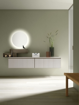 La specchiera Disco di Arcom con spessore di 3,1 cm è disponibile in diverse misure di diametro: 60, 80, 120 e 170 cm. Priva di presa/interruttore, può essere personalizzata con una selezione di 3 faretti. Prezzo, Iva esclusa, del modello con il diametro da 60 cm e con LED 333 euro. www.arcombagno.com