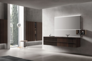 La specchiera Filo Lucido LED di Arcom si distingue per il profilo in finitura brill. È dotata di sistema a illuminazione LED integrata con temperatura di colore a 3000 Kelvin, per una luce calda e naturale. Priva di presa/interruttore, è disponibile in due diverse altezze, da 75 cm con luce LED su quattro lati, e da 112,5 cm con LED su due lati. Non prevede l’aggiunta di faretti, ma solo di luce perimetrale per mantenere un’estetica pulita e contemporanea. Ha uno spessore di 3 cm. Su richiesta sono disponibili realizzazioni su misura. Prezzo su richiesta. www.arcombagno.com