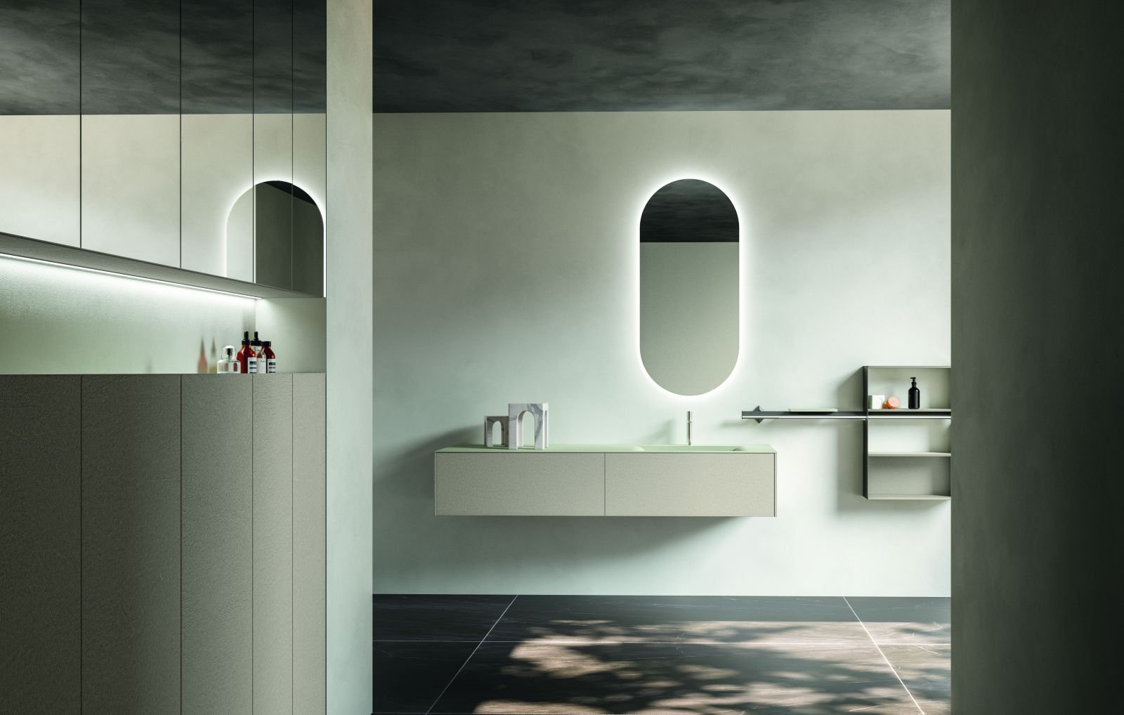 Lo specchio Egg di Cerasa dalla forma ovale è sistemato verticalmente rispetto al mobile lavabo della collezione CartaBianca. Ha cornice perimetrale illuminata a LED. Misura L 55 x H 120 cm. Prezzo, Iva esclusa, 361 euro. www.cerasa.it
