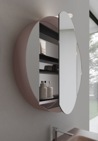 Lo specchio contenitore Giotto di Ideagroup ha struttura interna in alluminio, schienale a specchio e telaio esterno in metallo. Si apre con anta e al suo interno ci sono quattro ripiani. Misura Ø 80 cm x P 14 cm. Prezzo su richiesta. www.ideagroup.it