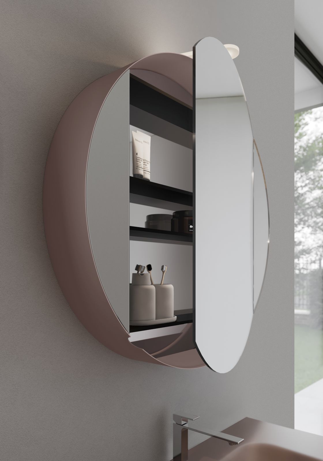 Lo specchio contenitore Giotto di Ideagroup ha struttura interna in alluminio, schienale a specchio e telaio esterno in metallo. Si apre con anta e al suo interno ci sono quattro ripiani. Misura Ø 80 cm x P 14 cm. Prezzo su richiesta. www.ideagroup.it